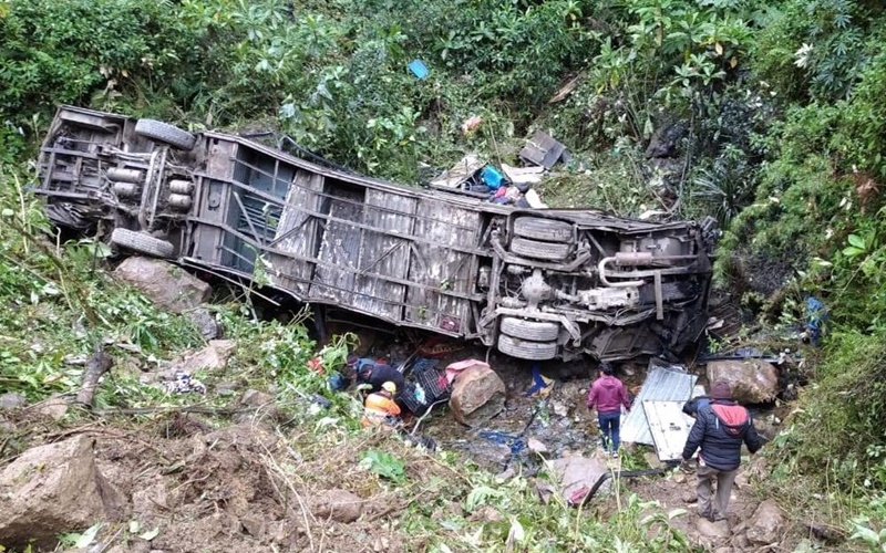 Xe buýt lật và rơi xuống khe núi ở Peru, ít nhất 27 người thiệt mạng